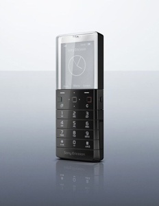 Sony Ericsson esitteli todella erikoista XPERIA Pureness -puhelinta - katso video